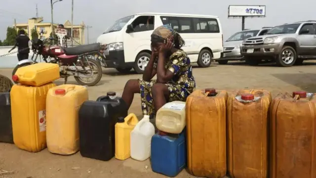 Wata mace zaune kan layin sayen mai