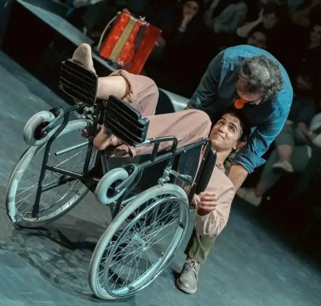 نمایش «تنهایی و تنهایی وطنهایی»