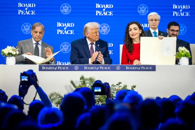 Američki predsednik Donald Tramp (u sredini) sedi između pakistanskog premijera Šehbaza Šarifa (levo) i kosovske predsednice Vjose Osmani (desno) tokom ceremonije potpisivanja povelje „Odbora za mir“ tokom 56. godišnjeg sastanka Svetskog ekonomskog foruma u Davosu.