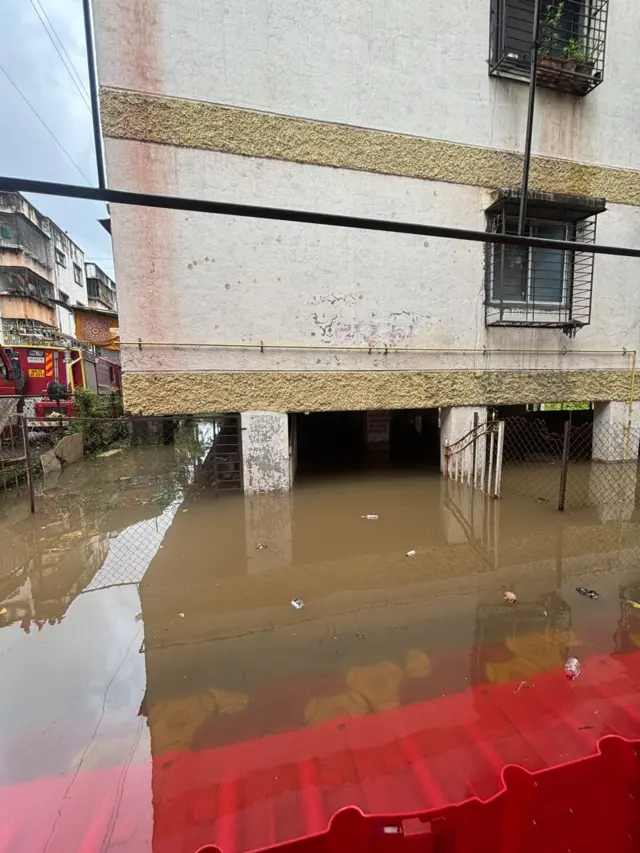 पुण्यात झालेल्या जोरदार पावसाने इमारती पाण्याखाली गेल्या