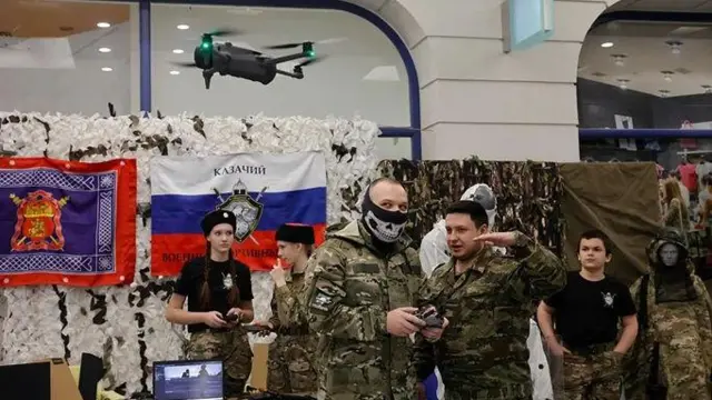 Оператор керує квадрокоптером під час демонстрації безпілотників у торговельному центрі у Воронежі, РФ