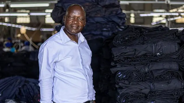 Le fondateur et directeur général d'Afri-Expo Textiles, Teboho Kobeli, pose pour une photo dans l'usine textile d'Afri-Expo à Maseru.
