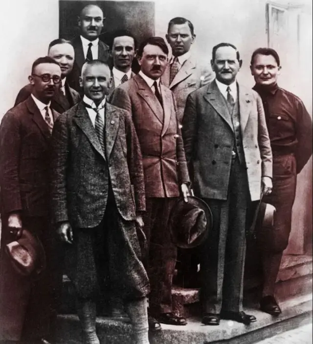 Himmler (uwa mbere uva i bubamfu) na Göring (uwa mbere uva i buryo) bakoranye na Hitler (hagati) kuva mu ntango. Iyi foto yerekana abari barongoye umugambwe w'Abanazi mu 1930