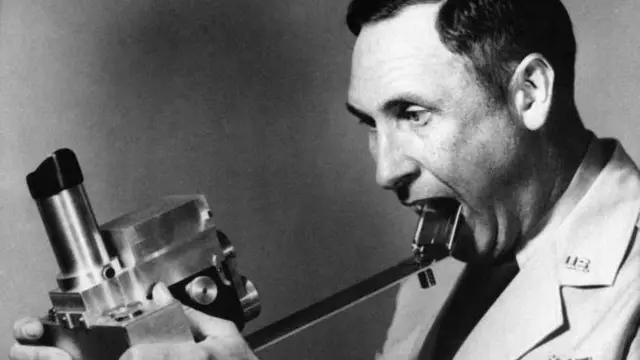 இந்தியர்களின் கத்தியை விழுங்கும் கலை