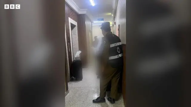 صورة حصلت عليها بي بي سي ممن تحدثوا إليها، توضح لحظة إخراج الشرطة السعودية للحجاج غير النظاميين في الشقة التي كانوا يختبئون فيها