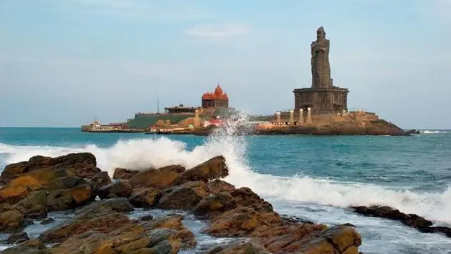 कन्याकुमारी के समुद्र तट से दिखाई देती थिरुवल्लुवर प्रतिमा 