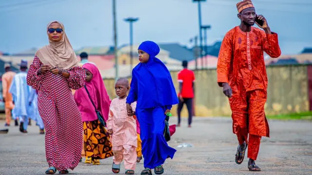 Muslim family dey go pray for Eid