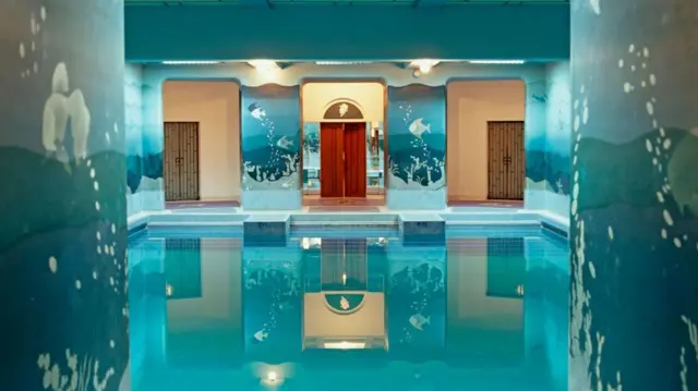 नॉर्ब्लिन यांनी डिझाईन केलेले भित्तीचित्रे आणि मोझेक्स