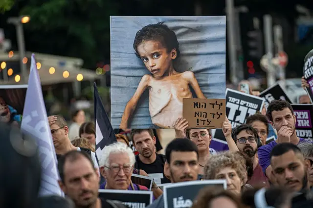 تجمع مئات الإسرائيليين في تل أبيب، متظاهرين ومحتجين ضد الحكومة الإسرائيلية، متهمين إياها بتجويع المدنيين الفلسطينيين في قطاع غزة.