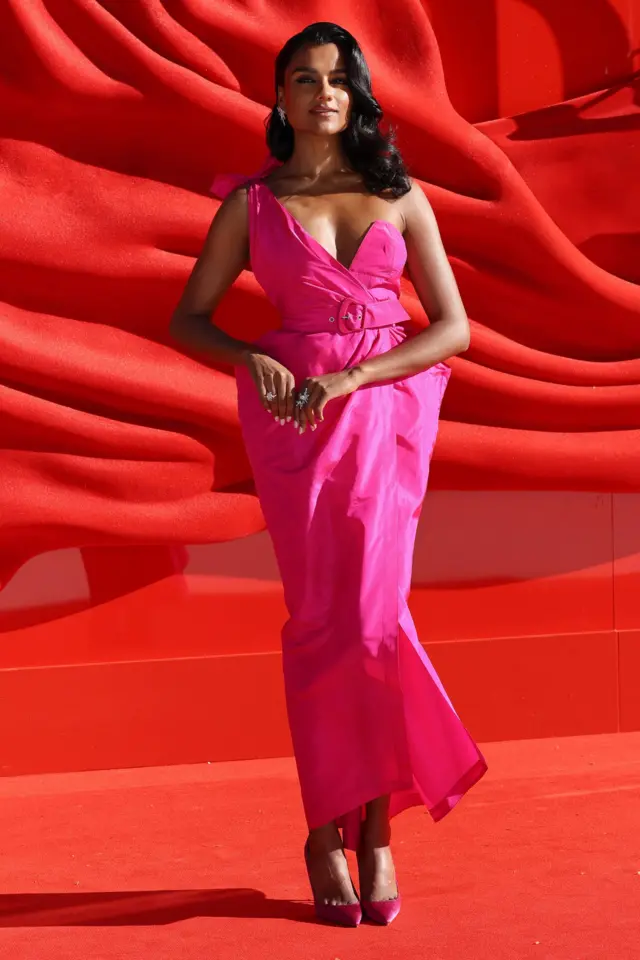 Симон Эшли на красной дорожке в ярко‑розовом платье