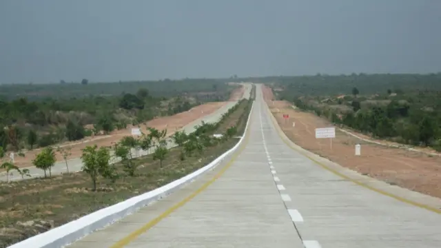 ရန်ကုန် - မန္တလေးအမြန်လမ်းမြင်ကွင်း 