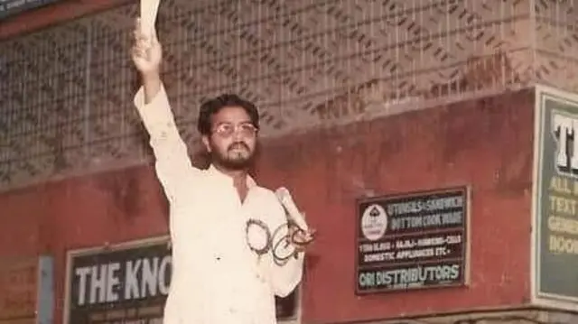 1996 இல் ரூர்கேலாவில் மாவட்ட அளவிலான தொண்டர்களிடம் உரையாற்றும் தர்மேந்திர பிரதான்.