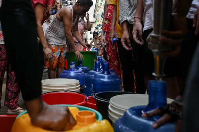  မီးမလာလို့ ရေမရတဲ့ပြဿနာက နောက်ဆက်တွဲကြုံလာရပါတယ်။