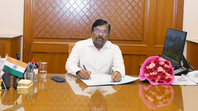 தமிழ்நாட்டில் உயரதிகாரிகள் மாற்றம் உணர்த்துவது என்ன? - முன்னாள் அதிகாரிகள் கருத்து