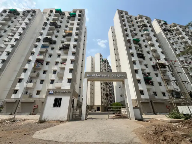 વડોદરાસ્થિત વિવેકાનંદ હાઇટ્સમાં જુદા જુદા ધર્મના લોકો એકબીજા સાથે હળમળીને રહે છે