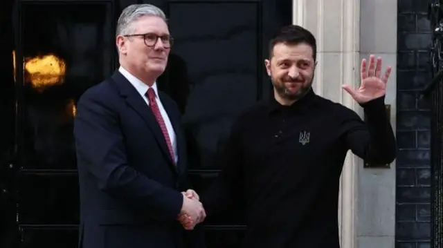 ટ્રમ્પ અને ઝેલેન્સ્કી વચ્ચે થયેલી ઉગ્ર બોલાચાલી બાદ અમેરિકામાં યુક્રેનના સમર્થનમાં પ્રદર્શન
બીબીસી ગુજરાતી, ગુજરાત સમાચાર, ગુજરાતી સમાચાર, ગુજરાતી ન્યૂઝ અપડેટ, બીબીસી ગુજરાતી ન્યૂઝ અપડેટ