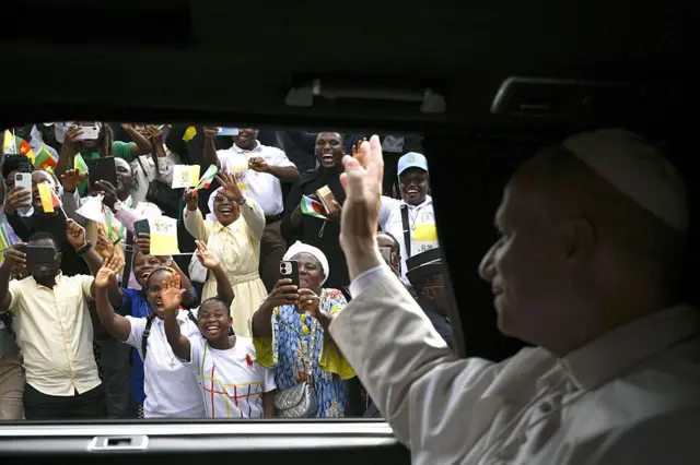 Le pape Léon XIV salue la foule à son arrivée à l'Université catholique d'Afrique centrale le 17 avril 2026 à Yaoundé (Cameroun). 