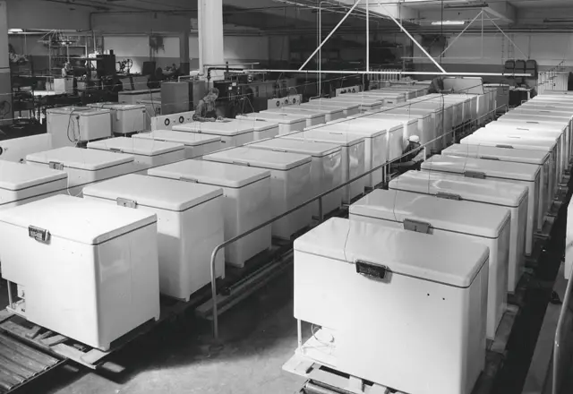 Essais finaux et installation de nouveaux congélateurs en 1950.