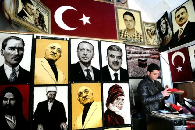 تابلوفرش‌هایی که سال ۲۰۱۴ در یک فروشگاه صنایع دستی در غازی عینتاب به فروش می‌رسید