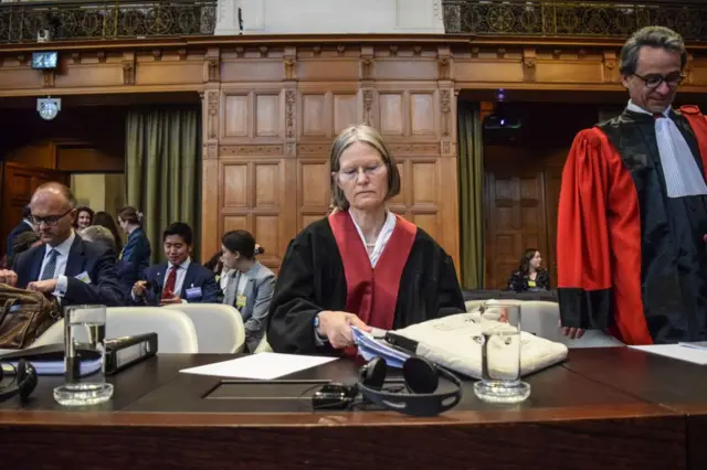 المحامية الألمانية تانيا آن بيترز مع أعضاء الوفد الألماني خلال جلسة الاستماع في محكمة العدل الدولية، بشأن دعوى نيكاراغوا بأن ألمانيا تساعد إسرائيل في الإبادة الجماعية المستمرة في قطاع غزة