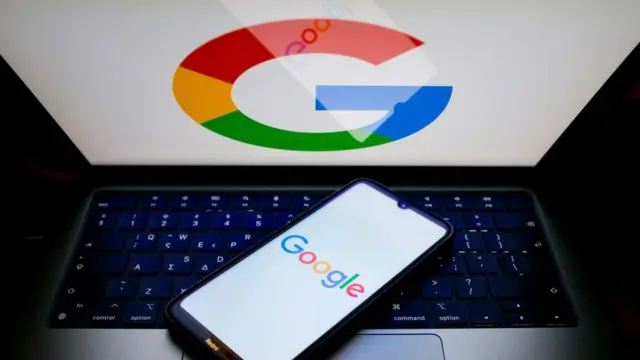 logo de google en una laptop y un celular 