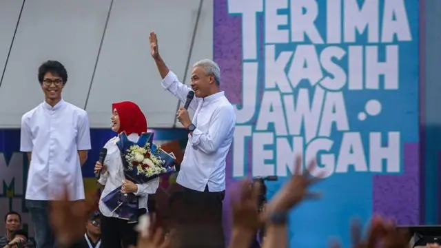 Gubernur Jawa Tengah Ganjar Pranowo didampingi istrinya Siti Atiqoh Supriyanti dan putranya Zinedine Alam Ganjar menyapa warga pada perpisahan bertajuk Pesta Rakyat Terima Kasih Jawa Tengah di Semarang, Jawa Tengah, Selasa (5/9/2023).