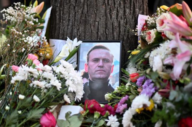 Портрет Навального с цветами