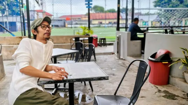 Alpian, warga Sulawesi Selatan masih punya tunggakan cicilan rumah satu tahun ke depan. Ia mengatakan mulai mengatur ulang strategi pengeluaran keluarga, termasuk pengetatan anggaran rekreasi.