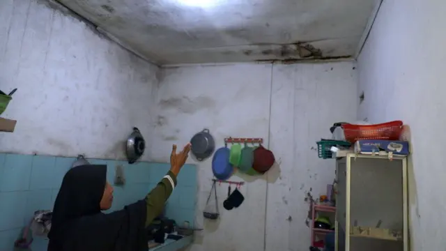 Hari menunjukkan salah satu sudut rumahnya yaitu plafon dapur sudah lapuk karena terus menerus kena air hujan sehingga kerap bocor. 