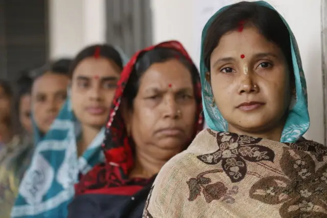 বাংলাদেশের ১২তম সাধারণ নির্বাচনের দিনে একটি ভোটকেন্দ্রের বাইরে লাইনে অপেক্ষা করছেন ভোটাররা। সেবার নির্বাচন হয়েছিলো সাতই জানুয়ারী, ২০২৪