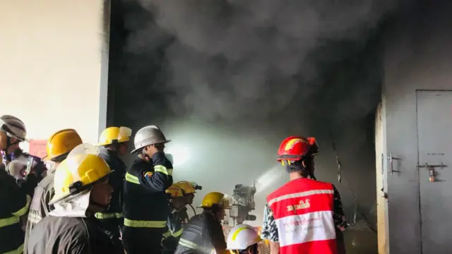 ဖေဖော်ဝါရီ ၁၈ ရက်၊ ရန်ကုန်တိုင်း၊ ရွှေပြည်သာမြို့နယ်၊ ဝါးတရာစက်မှုဇုန်က Straightex အထည်ချုပ်စက်ရုံ မီးငြိမ်းသက်နေတဲ့ အခြေအနေ 