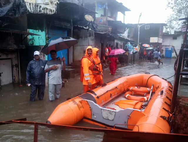 मंगळवारी मुंबईतील कुर्ला पश्चिम परिसरातील दृष्य