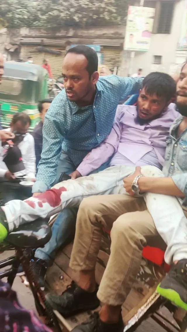 আহত একজনকে রিকশায় করে হাসপাতালে নেয়া হচ্ছে
