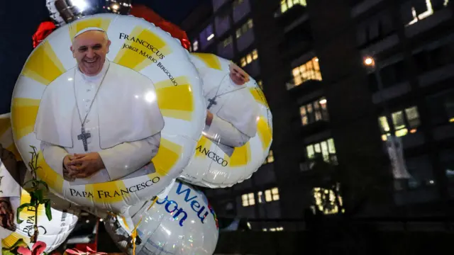 Homenagem de fiéis ao papa em um balão.