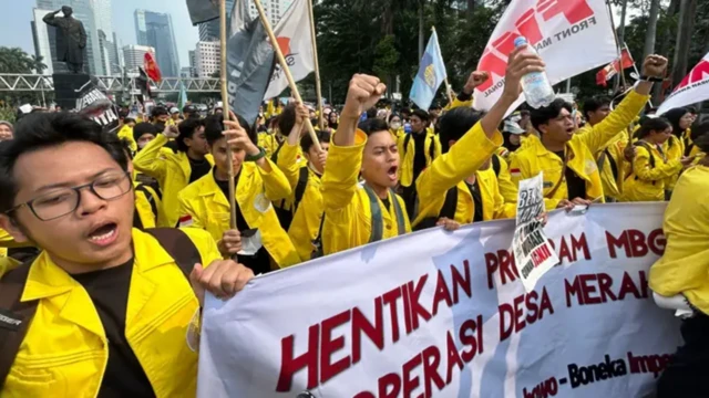 Mahasiswa berjalan kaki menuju Bundaran HI di Jakarta Pusat, Jumat (12/06).