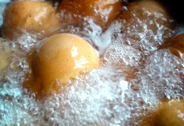 Ilustrasi merebus telur di panci berisi air mendidih.