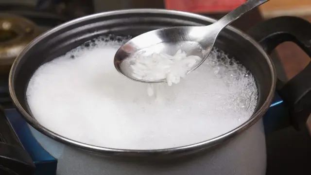 L'étuvage du riz dans de l'eau bouillie pendant cinq minutes avant de l'égoutter peut contribuer à réduire les niveaux d'arsenic