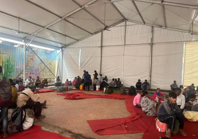 வடமாநிலப் பணியாளர்களுக்காக கோவை ரயில் நிலையத்தில் பந்தல் அமைக்கப்பட்டுள்ளது