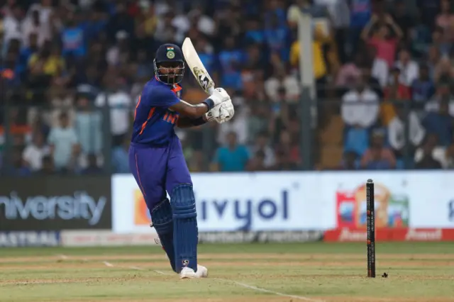 ભારતીય કપ્તાન હાર્દિક પંડ્યાએ આ મૅચમાં 25 રનનું મહત્ત્વપૂર્ણ યોગદાન કર્યું હતું