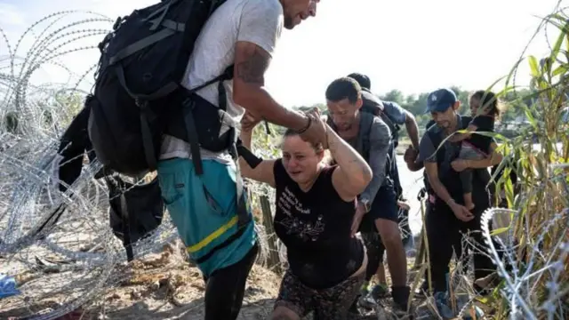 মেক্সিকোর সীমানা পেরিয়ে যুক্তরাষ্ট্রে যাওয়ার চেষ্টা করছেন একদল ব্যক্তি