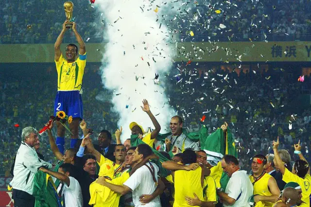 Cafu ergue o troféu de campeão da Copa do Mundo de 2002, em Yokohama, no Japão