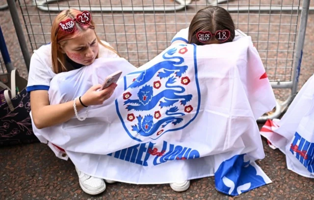 Две девушки замотались во флаг