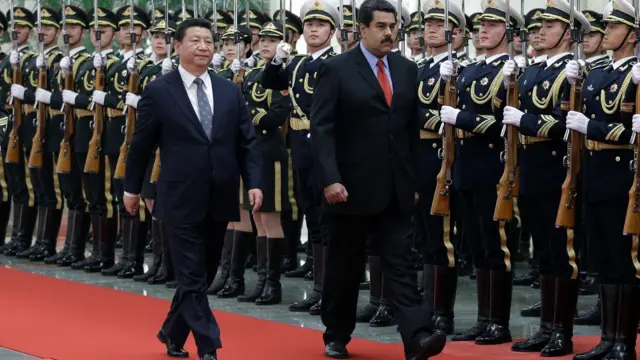 Ніколас Мадуро йде поруч із головою КНР Сі Цзіньпіном у Пекіні, позаду них вишикувалися військові
