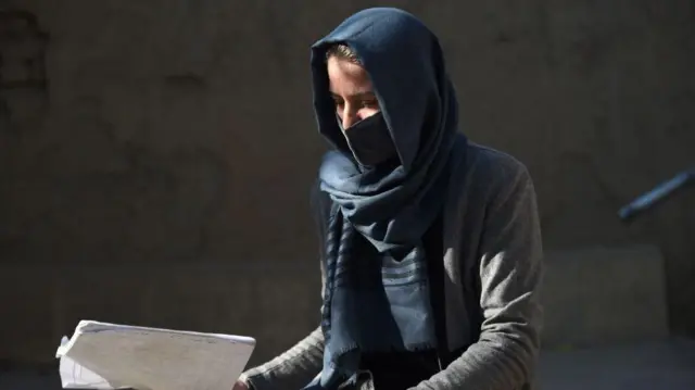 دختر دانش‌آموز افغان 