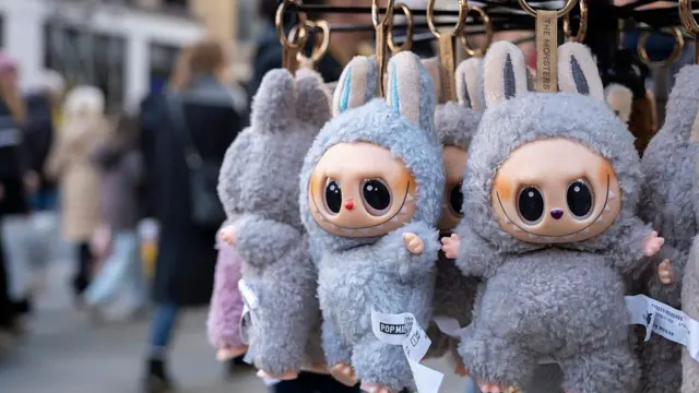 Awọn bebi labubu lori atẹ inu ọja kan niluu London