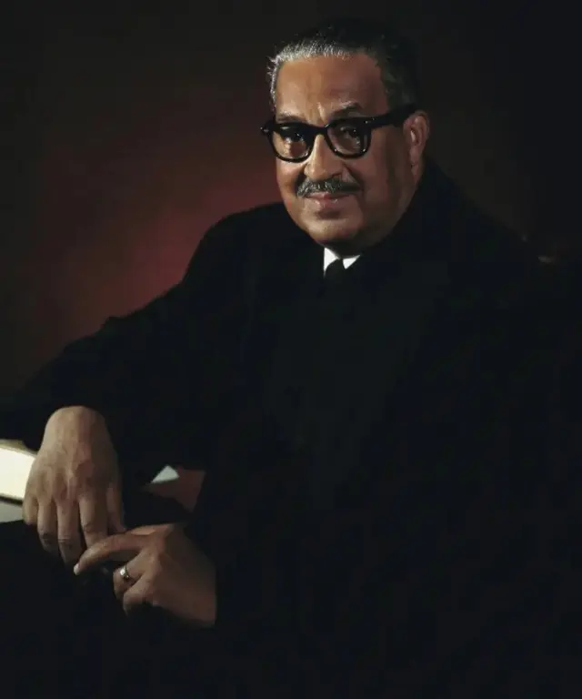 Thurgood Marshall a été le premier Afro-Américain nommé à la Cour suprême des États-Unis, où il a siégé de 1967 à 1991.
