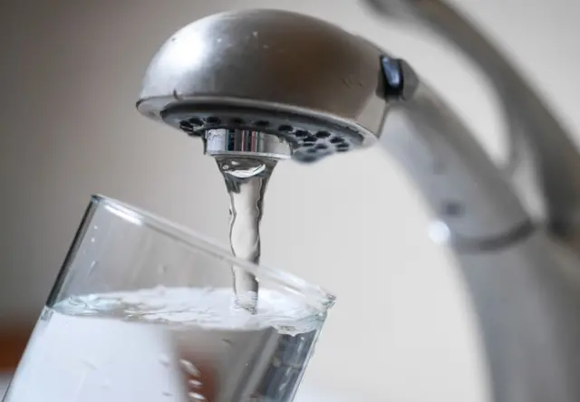 Verre d'eau puisée du robinet.