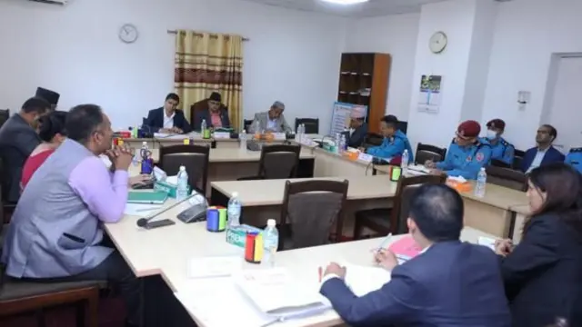 संसदीय छानबिन समितिका पदाधिकारीहरू गृहमन्त्री रमेश लेखक र प्रहरी महानिरीक्षक बसन्तबहादुरसँग छलफल गर्दै