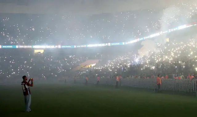 Mohamed Salah üzerindeki 10 numaralı formayla Papara Park'taki taraftarları selamlıyor ve onların fotoğrafını çekiyor