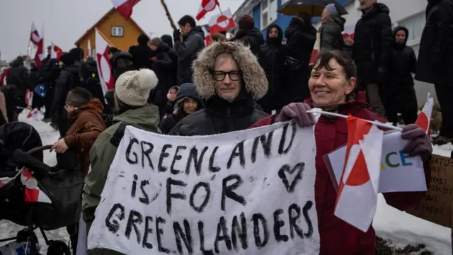  'A Groenlândia é para os groenlandeses' durante protesto em Nuuk